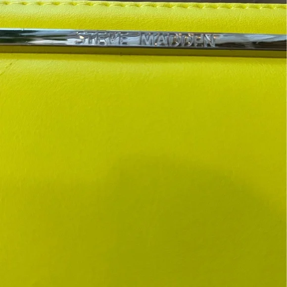Steve Madden BZippy Lime Green Wristlet Wallet - Picture 3 of 10